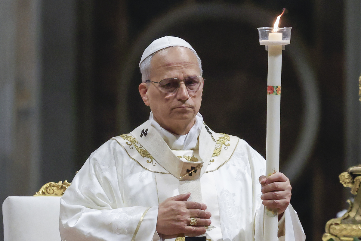 Pope Leo XIV holds a candle during the Easter Vigil in St. Peter's Basilica at the Vatican, on April 04, 2026. [Riccardo De Luca - Anadolu Agency]