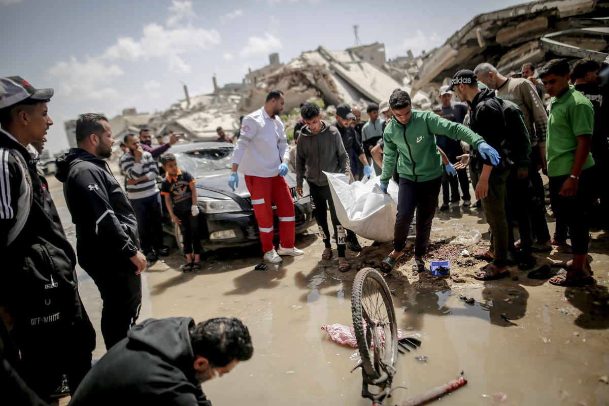 Lifeless body of Mohammad Dawud, 38, a Palestinian riding his bicycle, is transferred to a morgue after being killed in an Israeli attack on the Sheikh Radwan neighborhood in Gaza City, Palestine on April 06, 2026. [Saeed M. M. T. Jaras - Anadolu Agency]