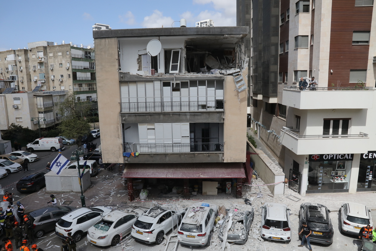 A view of the destruction after a missile debris from Iran’s retaliation attack hits Ramat Gan, Israel on April 06, 2026. [Gideon Markowicz - Anadolu Agency]