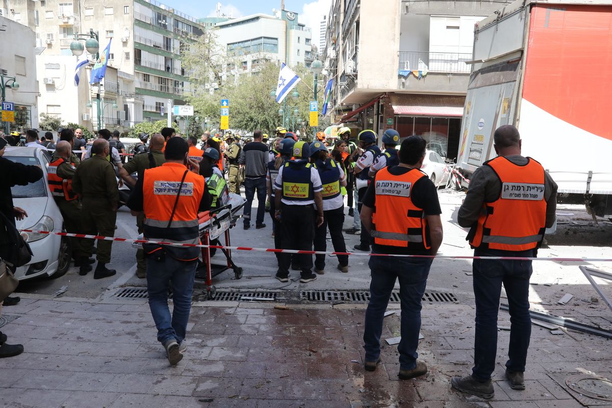 A view of the destruction after a missile debris from Iran’s retaliation attack hits Ramat Gan, Israel on April 06, 2026. [Gideon Markowicz - Anadolu Agency]