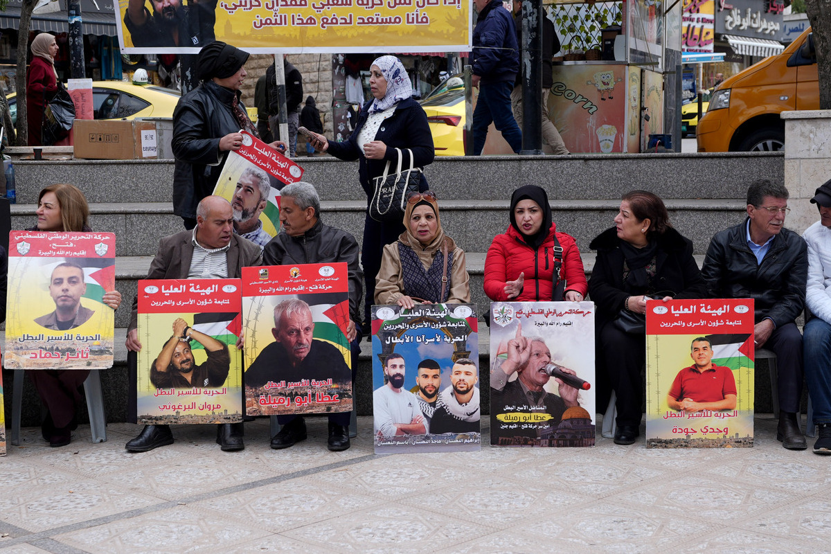 A group gathers in front of the Red Cross building to show support for Palestinian detainees held in Israeli prisons, in Ramallah, West Bank, Palestine, on April 07, 2026. [Issam Rimawi - Anadolu Agency]