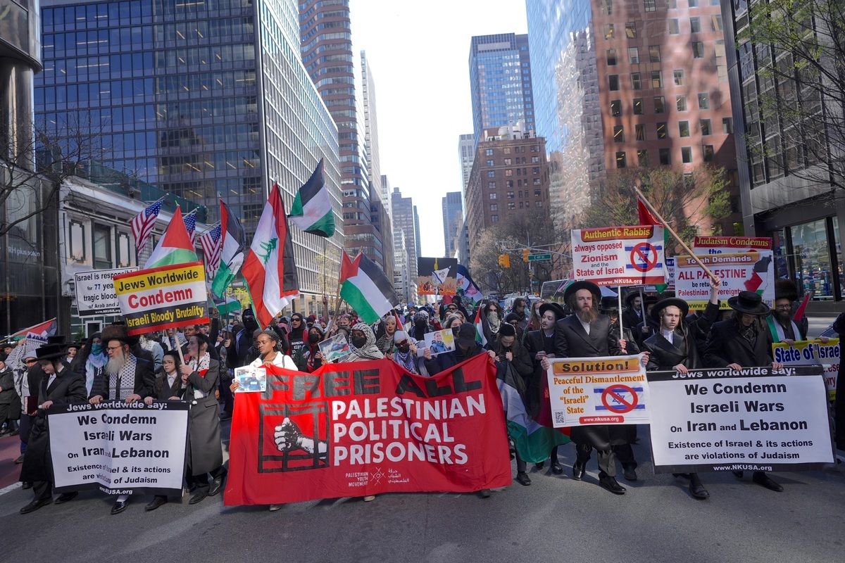 Pro-Palestinian demonstrators rally outside the Israeli Consulate in Midtown Manhattan and march through the streets of New York to make their voices heard, calling for the release of Palestinian prisoners and an end to their detention, in New York City, United States, on April 07, 2026. [Selçuk Acar - Anadolu Agency]