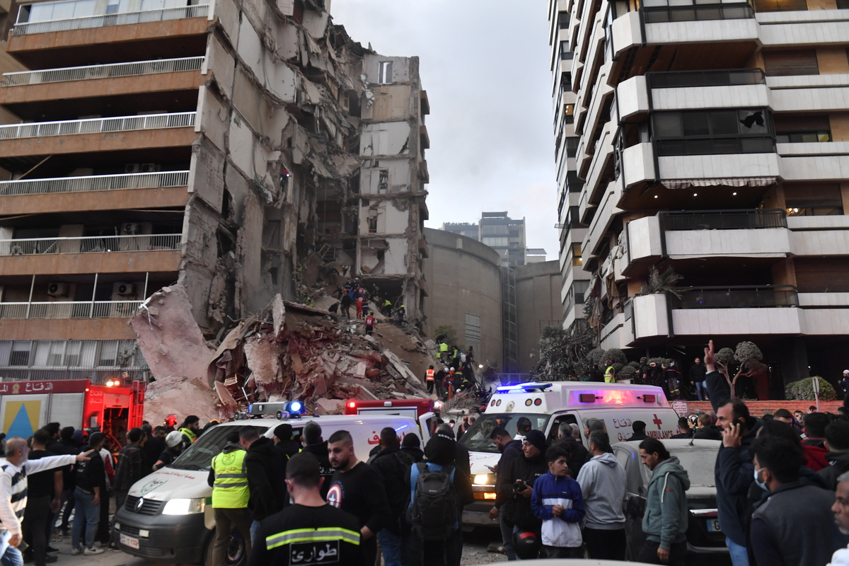 Teams conduct search and rescue operation following the simultaneous Israeli attacks in Beirut, Lebanon on April 8, 2026. [Houssam Shbaro - Anadolu Agency]