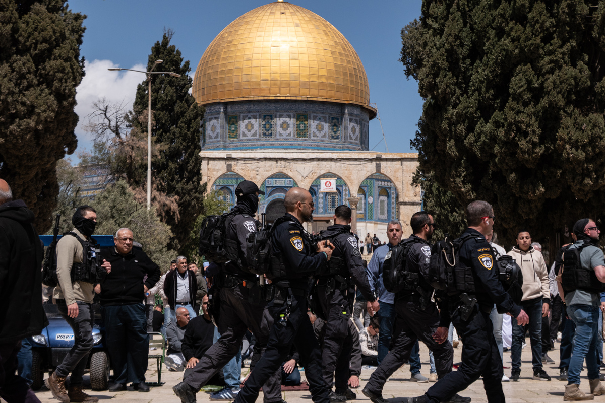 Israeli police deploy a large number of officers and set up barriers across the Old City as Palestinians flock to Al-Aqsa Mosque for the first Friday prayer in five weeks in Jerusalem on April 10, 2026. [Mostafa Alkharouf - Anadolu Agency]