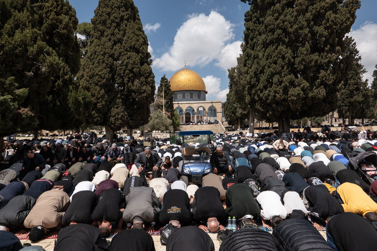 Palestinians flock to Al-Aqsa Mosque for the first Friday prayer in five weeks in Jerusalem on April 10, 2026. [Mostafa Alkharouf - Anadolu Agency]