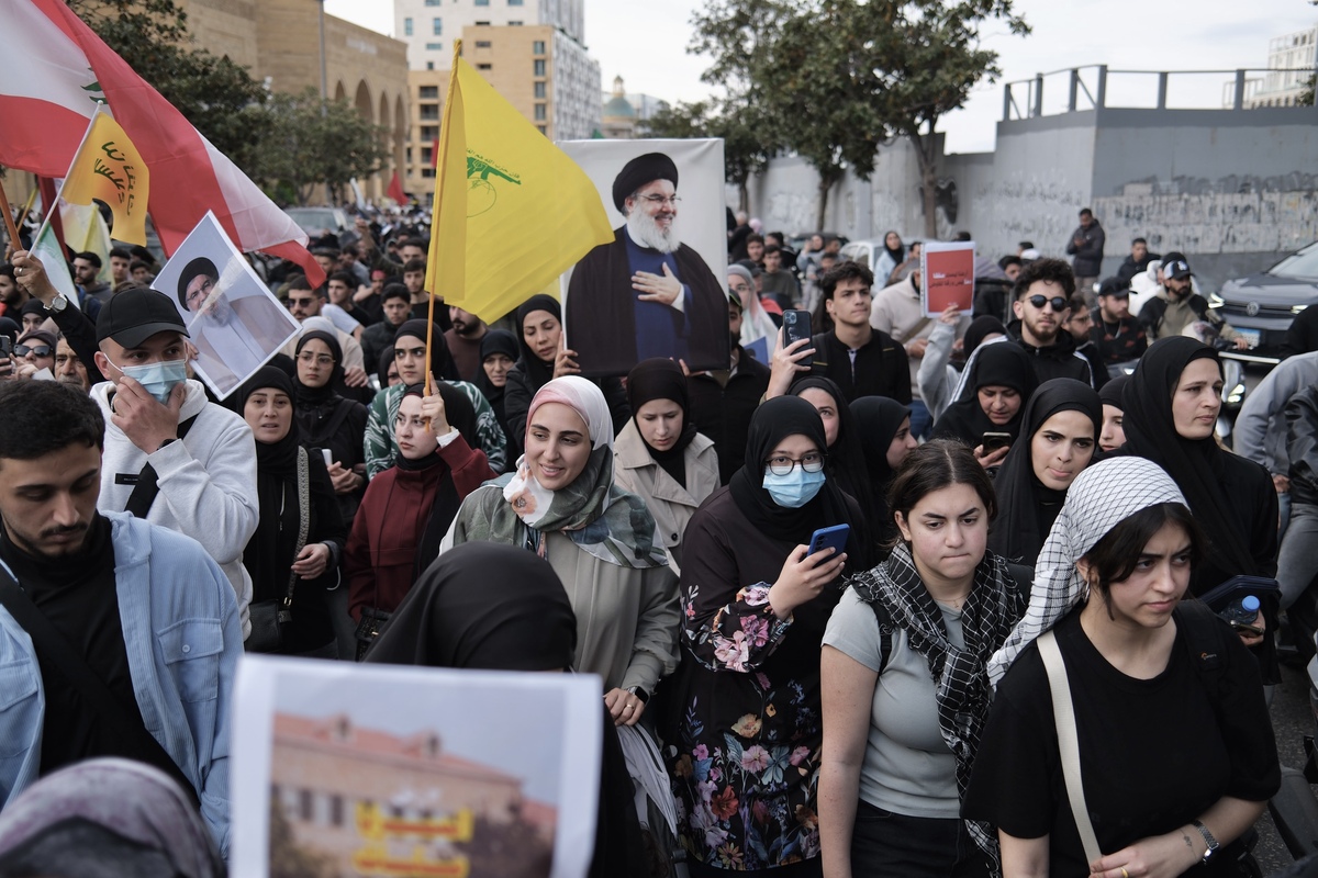 Protesters gather in front of the government building to oppose planned direct negotiations with Israel, waving Hezbollah flags and chanting slogans while demonstrating against Prime Minister Nawaf Salam, on April 11, 2026, in Beirut, Lebanon. [Murat Şengül - Anadolu Agency]