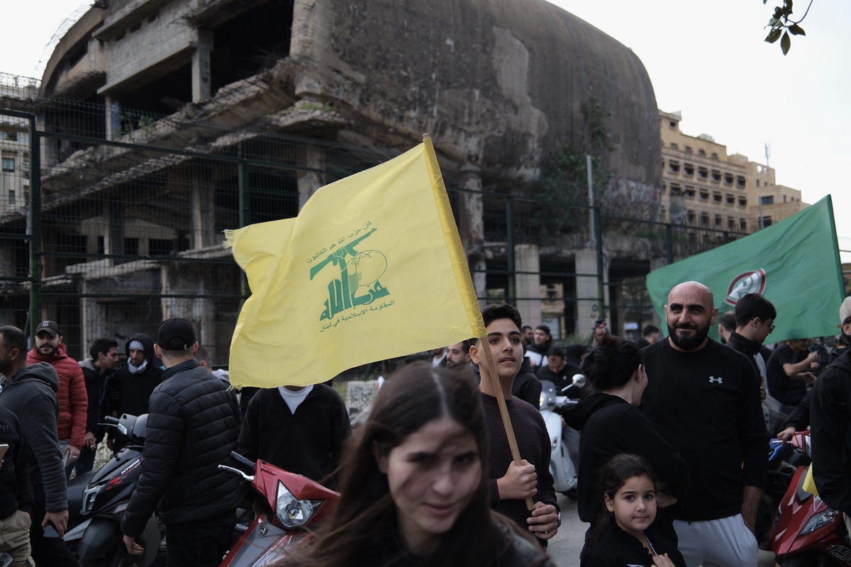 Protesters gather in front of the government building to oppose planned direct negotiations with Israel, waving Hezbollah flags and chanting slogans while demonstrating against Prime Minister Nawaf Salam, on April 11, 2026, in Beirut, Lebanon. [Murat Şengül - Anadolu Agency]