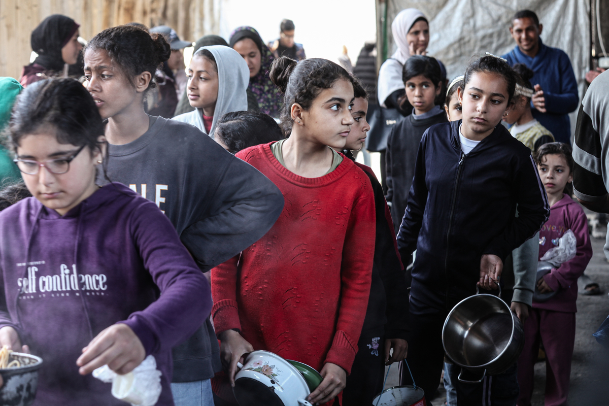 A charity organization distributes hot meal to Palestinians at Nuseirat camp as Israeli blockade and restrictions on aid entry continues, in Deir al Balah, Palestine on April 13, 2026. [Moiz Salhi - Anadolu Agency]