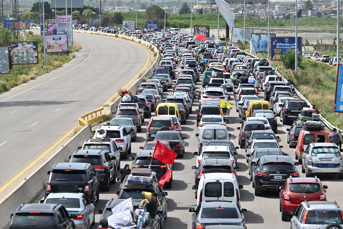 A view of heavy traffic as displaced people return to their homes following the implementation of a 10-day temporary ceasefire between Israel and Lebanon, announced by U.S. President Donald Trump, in the southern city of Sidon, Lebanon on April 17, 2026. [Houssam Shbaro - Anadolu Agency]