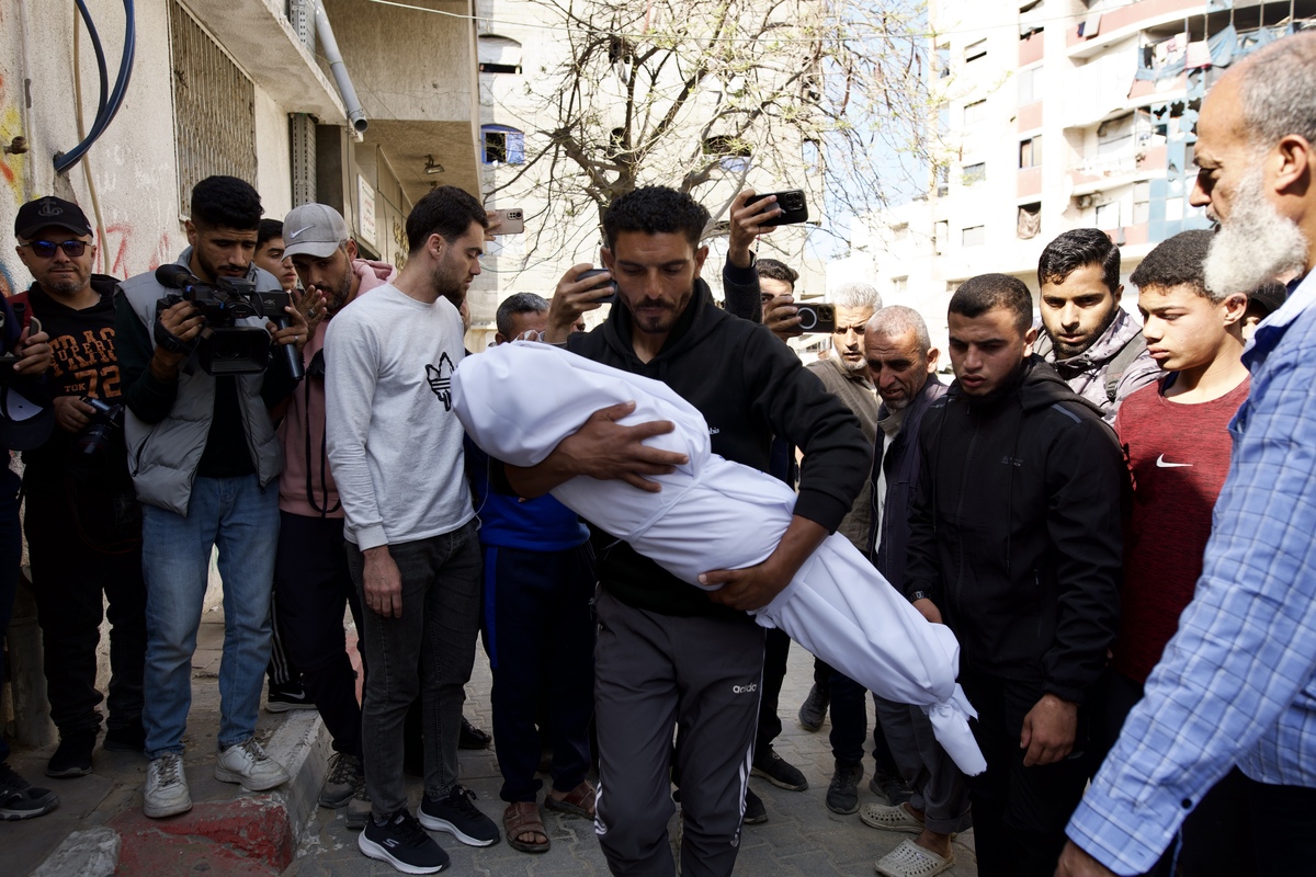 Relatives of the al-Tanani family mourn during a funeral ceremony at Shifa Hospital for a mother pregnant with twins and her two children, who were killed in an Israeli airstrike on their home in Beit Lahiya, despite the ongoing ceasefire, in Gaza City, Palestine on April 25, 2026. [Anas Zeyad Fteha - Anadolu Agency]