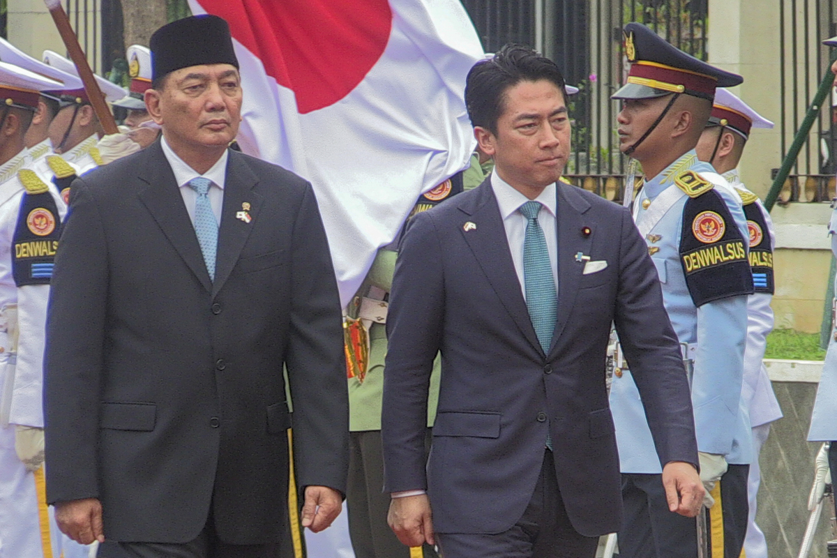 Indonesian Defense Minister Sjafrie Sjamsoeddin (R), accompanied by Japan’s Defense Minister Shinjiro Koizumi (L), Inspect the honor guard during an official visit in Jakarta, Indonesia, on May 4, 2026. [Firdaus Wajidi - Anadolu Agency]