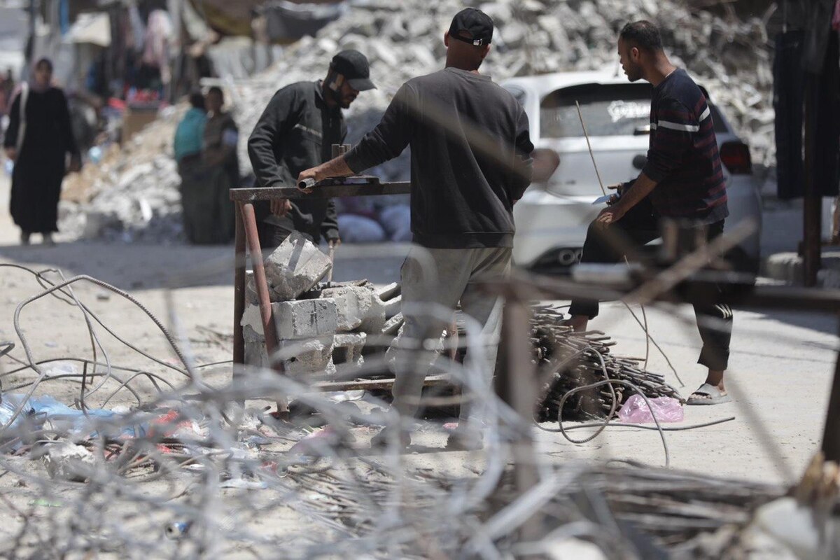 On Labor Day, workers in Gaza find themselves enduring extraordinarily harsh living and working conditions, as the ongoing war has stripped them of basic safety, stability, and dignity. [Mohammed Asad/Middle East Monitor]