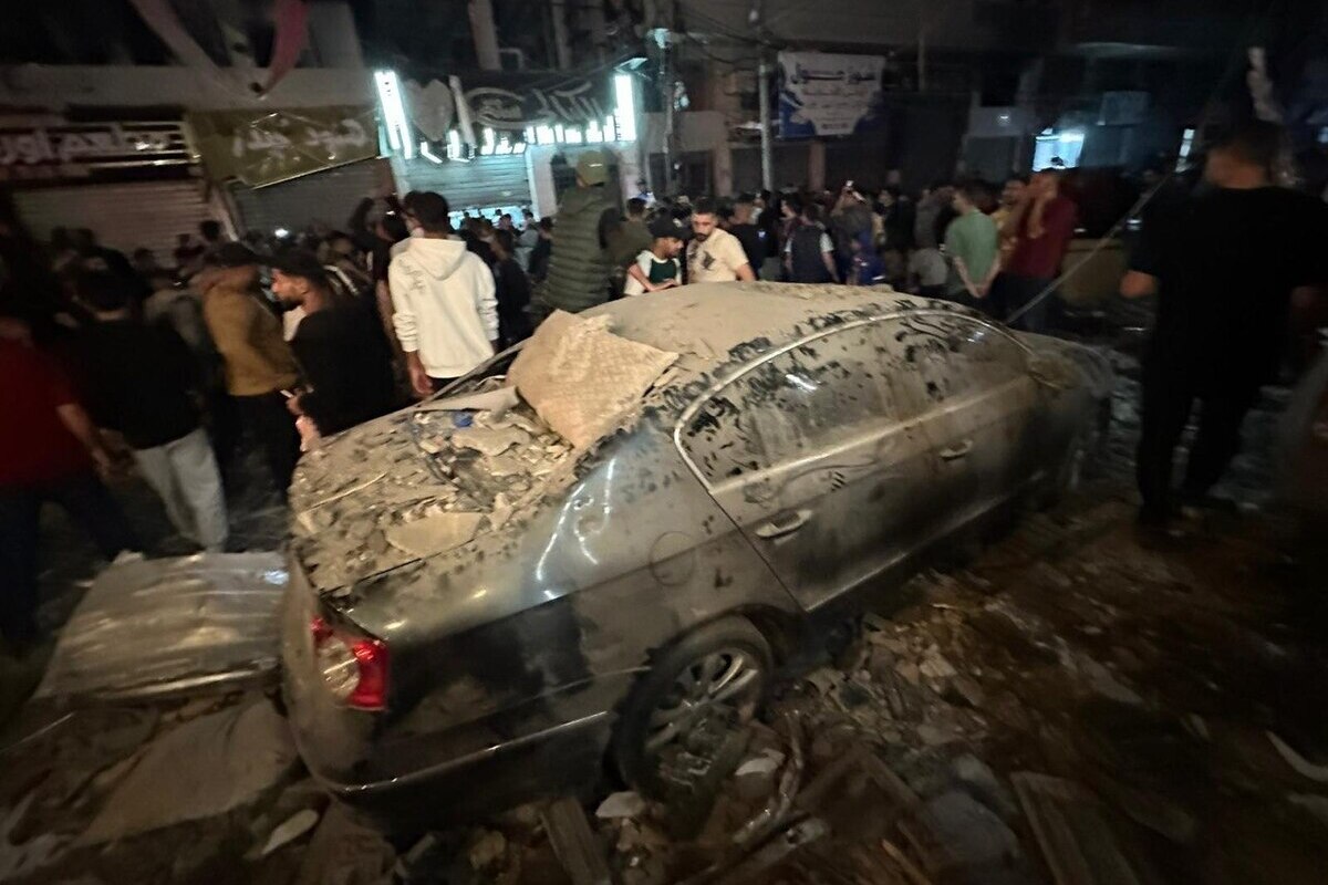 Palestinian residents inspect a severely damaged apartment building following an Israeli airstrike in the western Rimal neighborhood of Gaza City, Gaza, Palestine on May 26, 2026. [Mohammed Asad/Middle East Monitor]