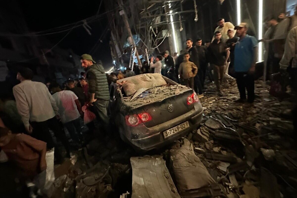 Palestinian residents inspect a severely damaged apartment building following an Israeli airstrike in the western Rimal neighborhood of Gaza City, Gaza, Palestine on May 26, 2026. [Mohammed Asad/Middle East Monitor]