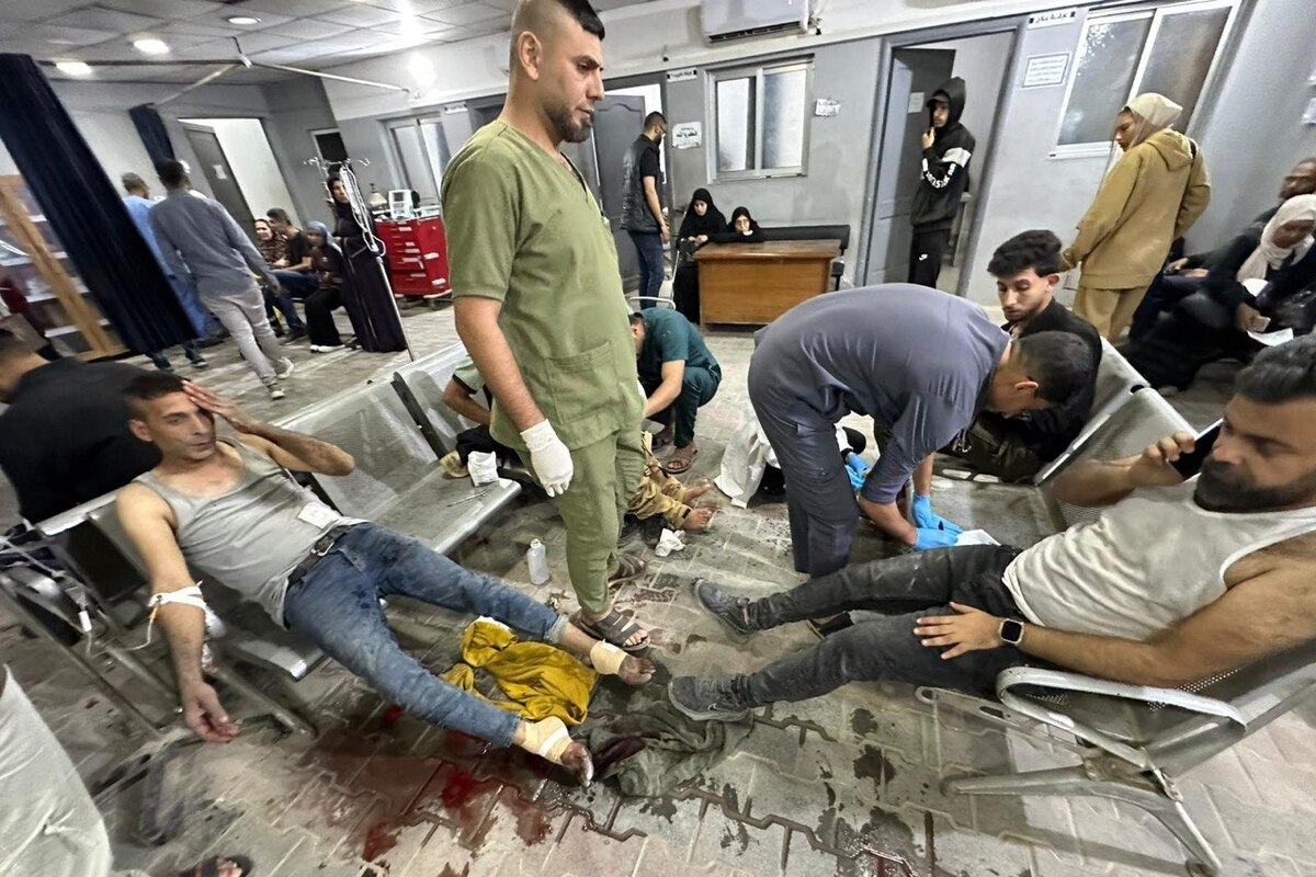 Palestinian residents inspect a severely damaged apartment building following an Israeli airstrike in the western Rimal neighborhood of Gaza City, Gaza, Palestine on May 26, 2026. [Mohammed Asad/Middle East Monitor]