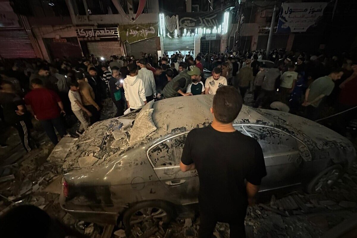 Palestinian residents inspect a severely damaged apartment building following an Israeli airstrike in the western Rimal neighborhood of Gaza City, Gaza, Palestine on May 26, 2026. [Mohammed Asad/Middle East Monitor]