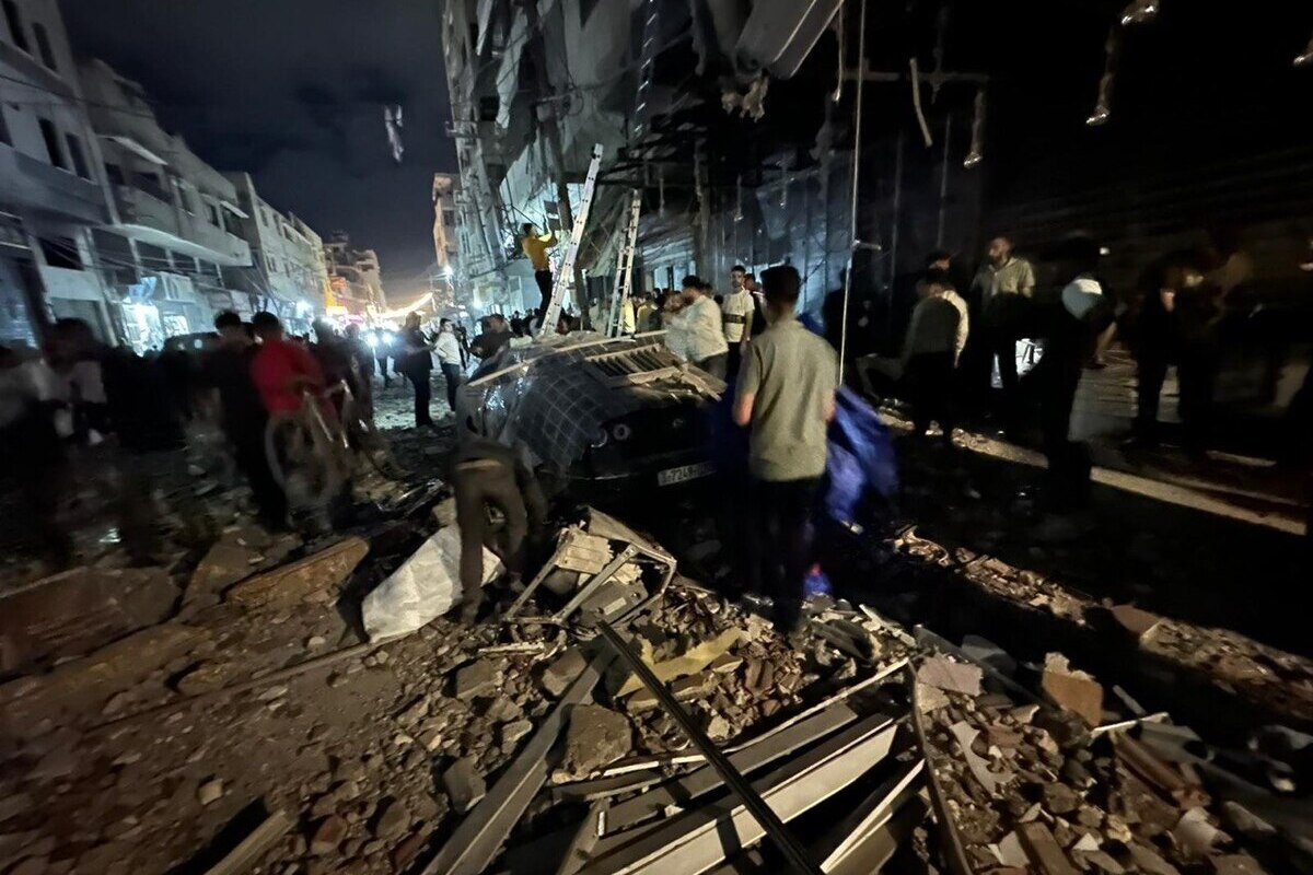 Palestinian residents inspect a severely damaged apartment building following an Israeli airstrike in the western Rimal neighborhood of Gaza City, Gaza, Palestine on May 26, 2026. [Mohammed Asad/Middle East Monitor]