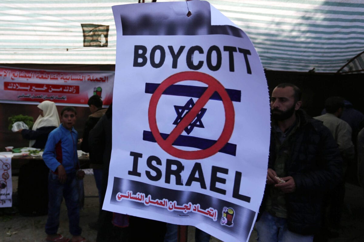 Palestinians attend the national products exhibition calling people to boycott Israeli goods. [Ashraf Amra/Middle East Monitor]