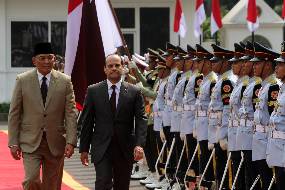 Indonesia's Minister of Defence, Sjafrie Sjamsoeddin (L), and Qatar's Deputy Prime Minister and Minister of State for Defence Affairs, Sheikh Saoud bin Abdurrahman bin Hassan bin Ali Al Thani (R), inspect an honor guard upon arrival at Indonesia's Ministry of Defence headquarters in Jakarta, Indonesia, on June 02, 2026. [Eko Siswono Toyudho - Anadolu Agency]