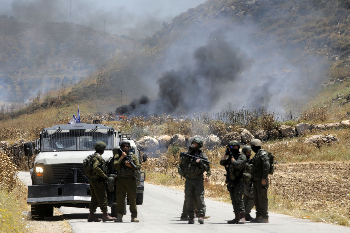 Israeli forces and settlers block access roads with earth barriers and stones in the Jallat area east of Idhna, preventing Palestinian residents from reaching nearby land in Hebron, West Bank, Palestine on June 5, 2026. [Mamoun Wazwaz - Anadolu Agency]