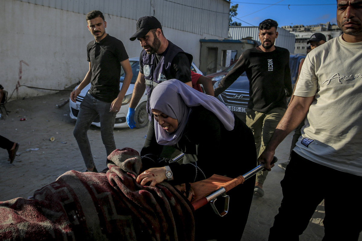 Relatives of Palestinians killed in an Israeli airstrike mourn as the bodies are brought to the Al-Shifa Hospital in Gaza City, Palestine, on June 7, 2026. [Saeed M. M. T. Jaras - Anadolu Agency]