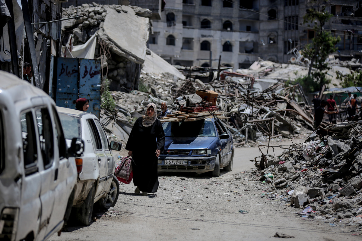 Palestinians, living in the Sanafur area of the Tuffah neighborhood, flee with their belongings due to the advance of Israeli military vehicles and the installation of concrete barriers marking the boundary known as the yellow line in Gaza City, Gaza, Palestine on June 15, 2026. [Saeed M. M. T. Jaras - Anadolu Agency]