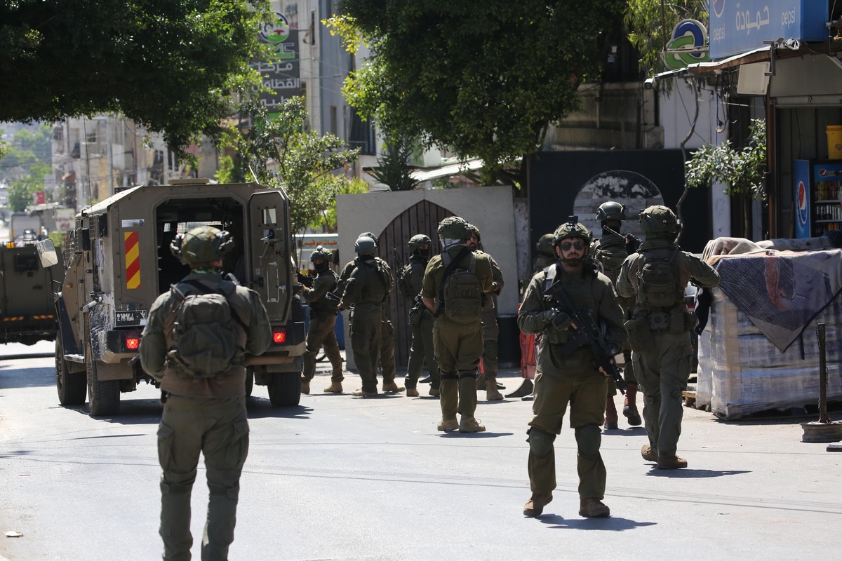 Israeli soldiers carrying rifles patrol a street during a raid on Balata Refugee Camp in Nablus, West Bank, Palestine, on June 18, 2026. [Nedal Eshtayah - Anadolu Agency]