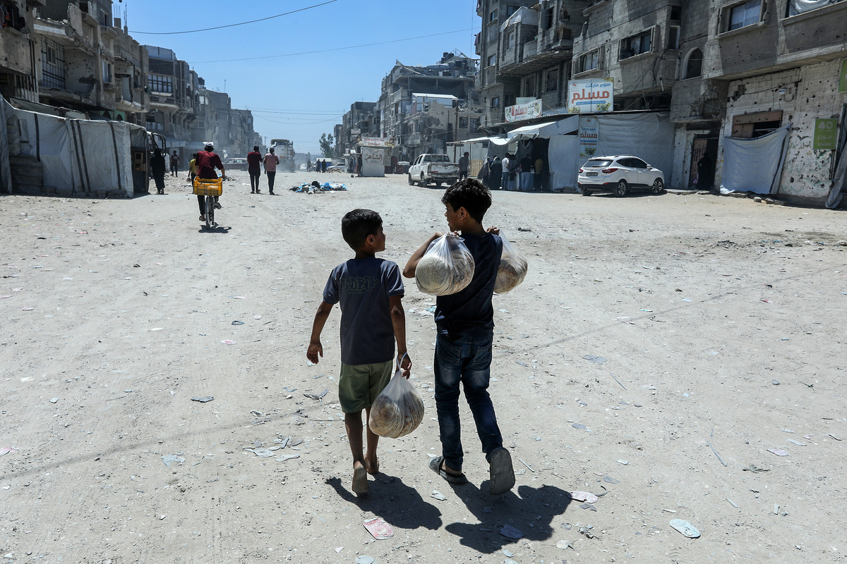 Displaced Palestinians gather to receive bread distributed by the World Food Programme (WFP) in Khan Yunis, Gaza, Palestine on June 19, 2026. [Abed Rahim Khatib - Anadolu Agency]