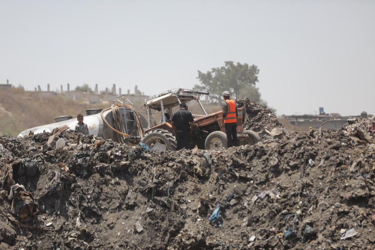 On World Environment Day, the Gaza Municipality issued a desperate plea for international intervention to combat a catastrophic public health and ecological crisis. [Mohammed Asad/Middle East Monitor]