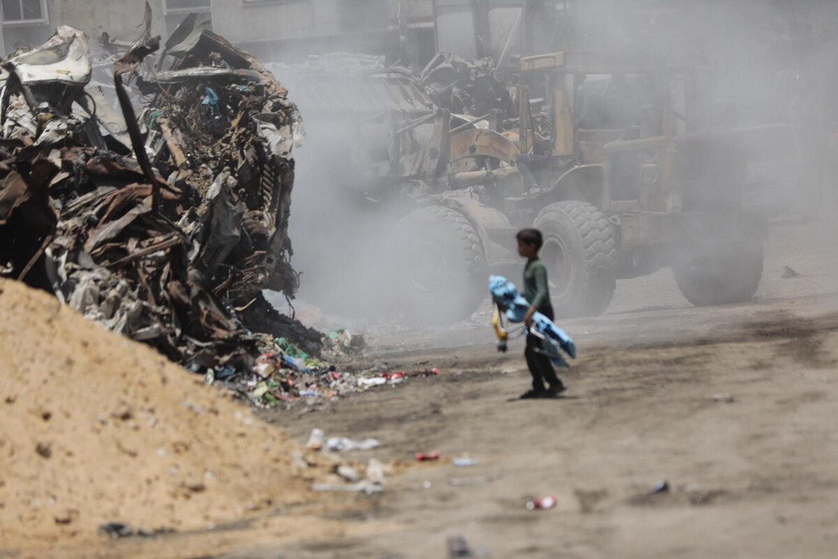 On World Environment Day, the Gaza Municipality issued a desperate plea for international intervention to combat a catastrophic public health and ecological crisis. [Mohammed Asad/Middle East Monitor]