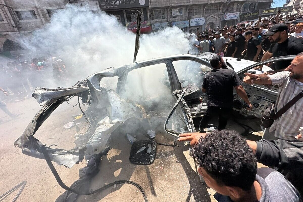 Israeli military forces carried out a strike on a vehicle in central Gaza City, resulting in multiple casualties. [Mohammed Asad/Middle East Monitor]