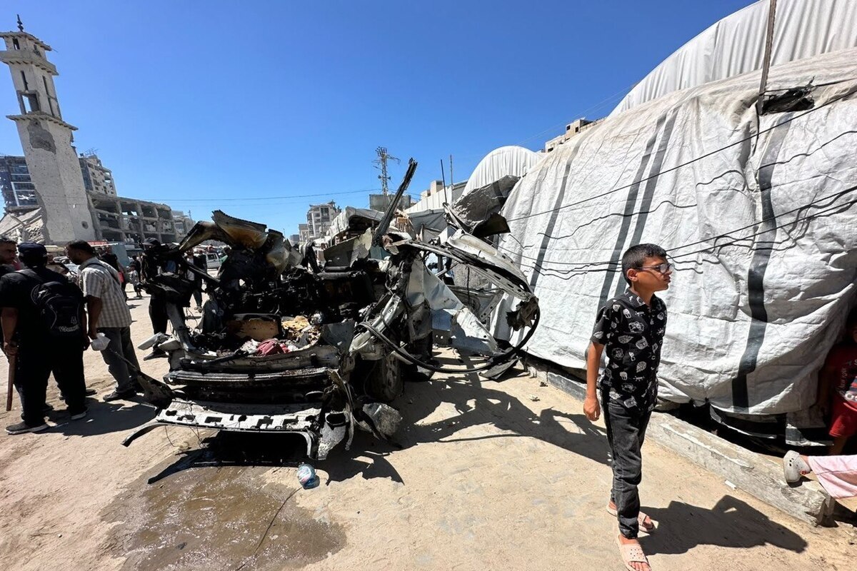 Israeli military forces carried out a strike on a vehicle in central Gaza City, resulting in multiple casualties. [Mohammed Asad/Middle East Monitor]