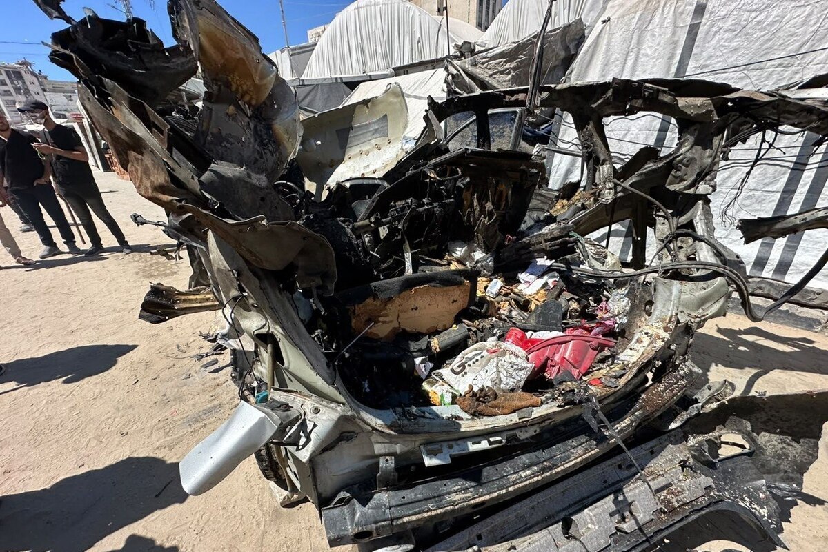 Israeli military forces carried out a strike on a vehicle in central Gaza City, resulting in multiple casualties. [Mohammed Asad/Middle East Monitor]