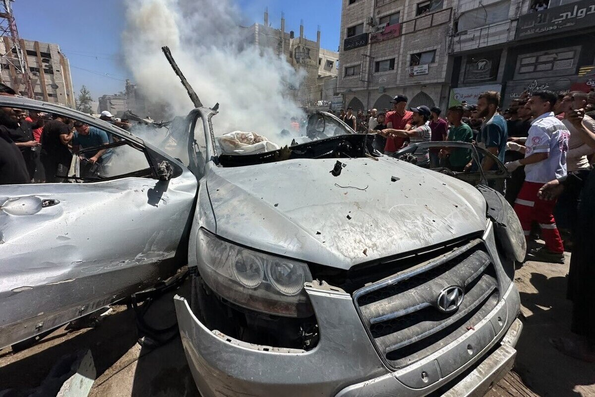 Israeli military forces carried out a strike on a vehicle in central Gaza City, resulting in multiple casualties. [Mohammed Asad/Middle East Monitor]