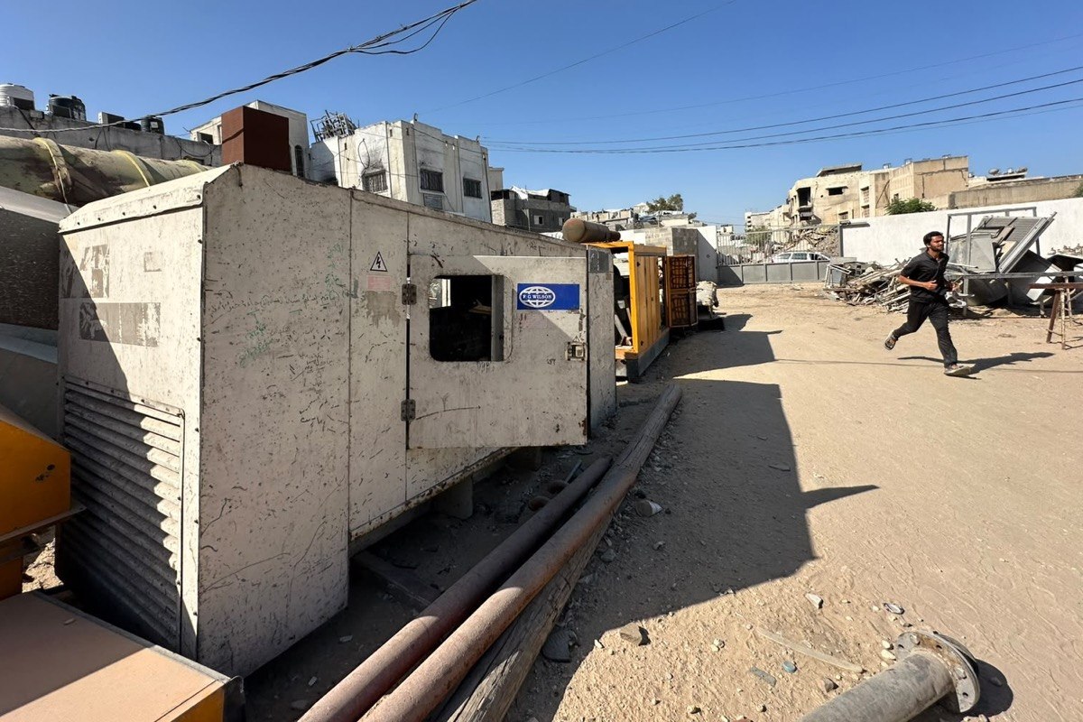 Owners of electricity generators in the Gaza Strip have warned of a worsening crisis caused by Israel’s ban on the entry of the mineral oils needed to operate and maintain generator engines. [Mohammed Asad/Middle East Monitor]