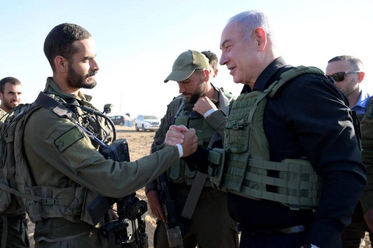 Prime Minister Benjamin Netanyahu meets with soldiers stationed near the Gaza Strip in Jerusalem on October 18, 2023. [Avi Ohayon (GPO) - Anadolu Agency]