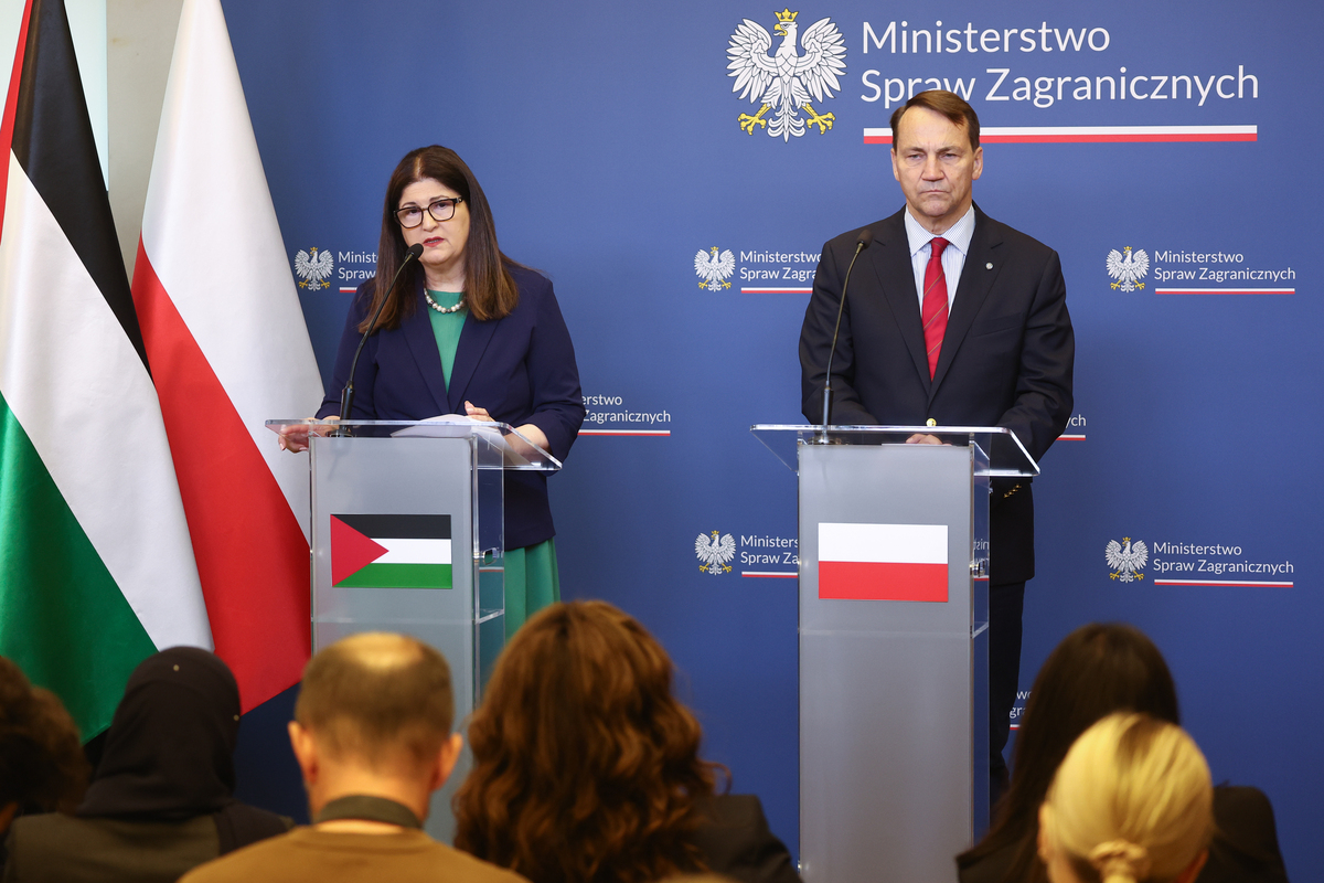 Foreign Minister of Palestine Varsen Aghabekian Shahin and Foreign Minister of Poland Radoslaw Sikorski speak during a joint press conference in Warsaw, Poland on July 23, 2026. [Jakub Porzycki - Anadolu Agency]