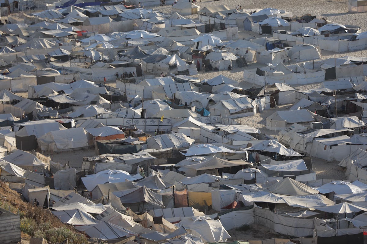 A scene showing part of the large crowd of displaced civilians west of the city, following the Israeli occupation’s control over 70% of the Gaza Strip’s territory, on 20 July 2026 [Mohammed Asad/Middle East Monitor]