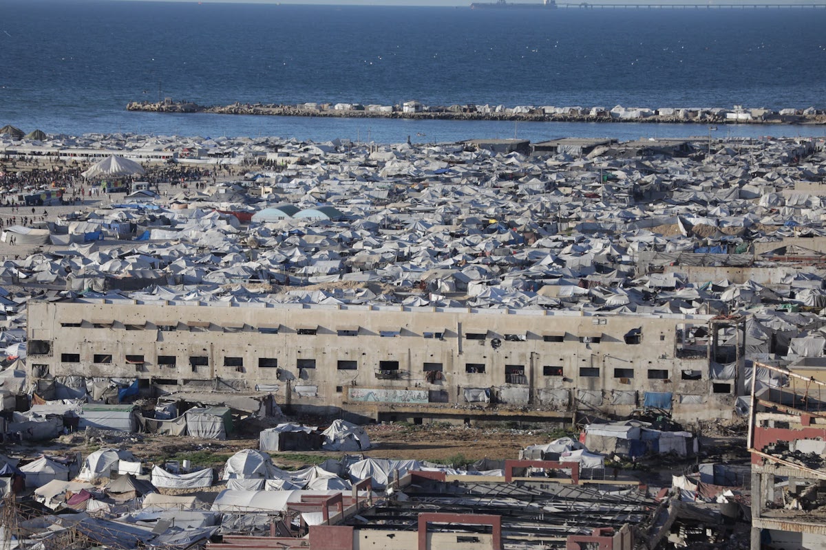 A scene showing part of the large crowd of displaced civilians west of the city, following the Israeli occupation’s control over 70% of the Gaza Strip’s territory, on 20 July 2026 [Mohammed Asad/Middle East Monitor]