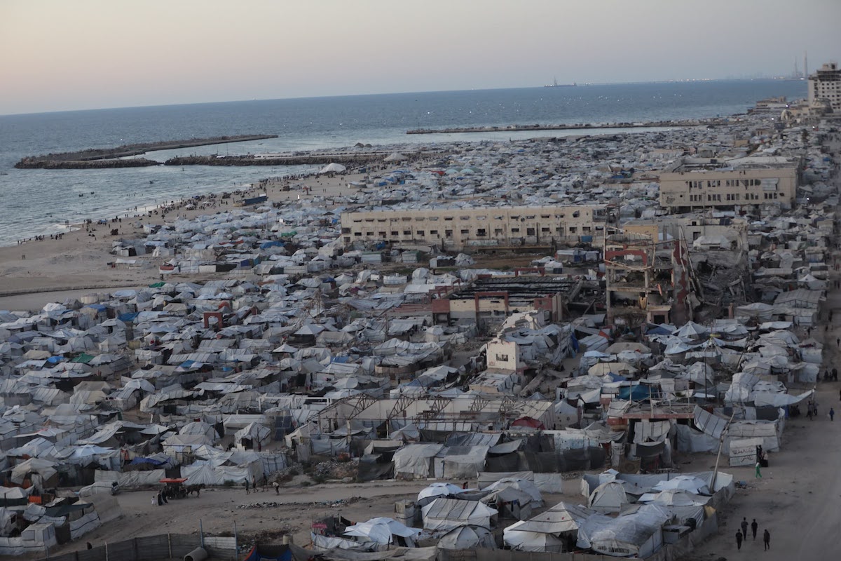 A scene showing part of the large crowd of displaced civilians west of the city, following the Israeli occupation’s control over 70% of the Gaza Strip’s territory, on 20 July 2026 [Mohammed Asad/Middle East Monitor]