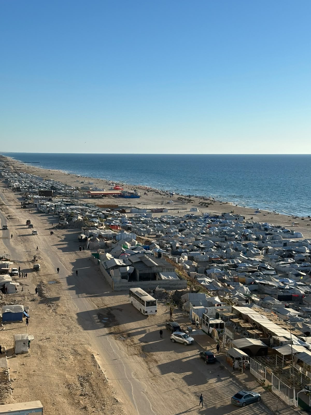 A scene showing part of the large crowd of displaced civilians west of the city, following the Israeli occupation’s control over 70% of the Gaza Strip’s territory, on 20 July 2026 [Mohammed Asad/Middle East Monitor]
