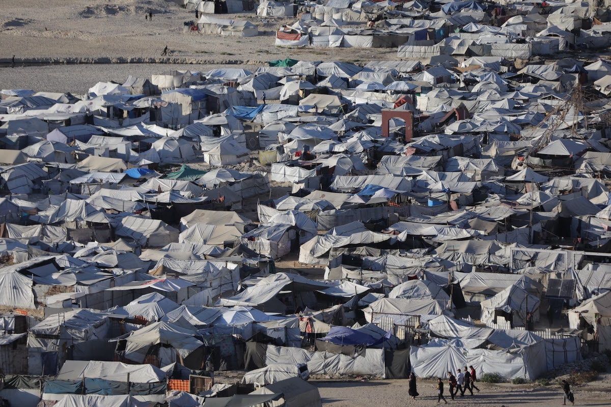 A scene showing part of the large crowd of displaced civilians west of the city, following the Israeli occupation’s control over 70% of the Gaza Strip’s territory, on 20 July 2026 [Mohammed Asad/Middle East Monitor]
