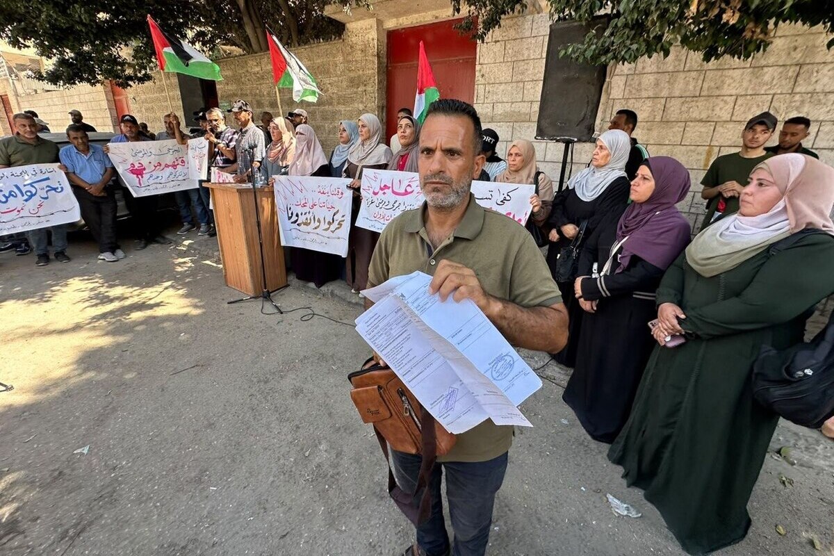 A sit-in by the national forces, together with wounded people from Gaza, in front of the Red Cross, demanding their right to travel and receive medical treatment. [Mohammed Asad/Middle East Monitor]