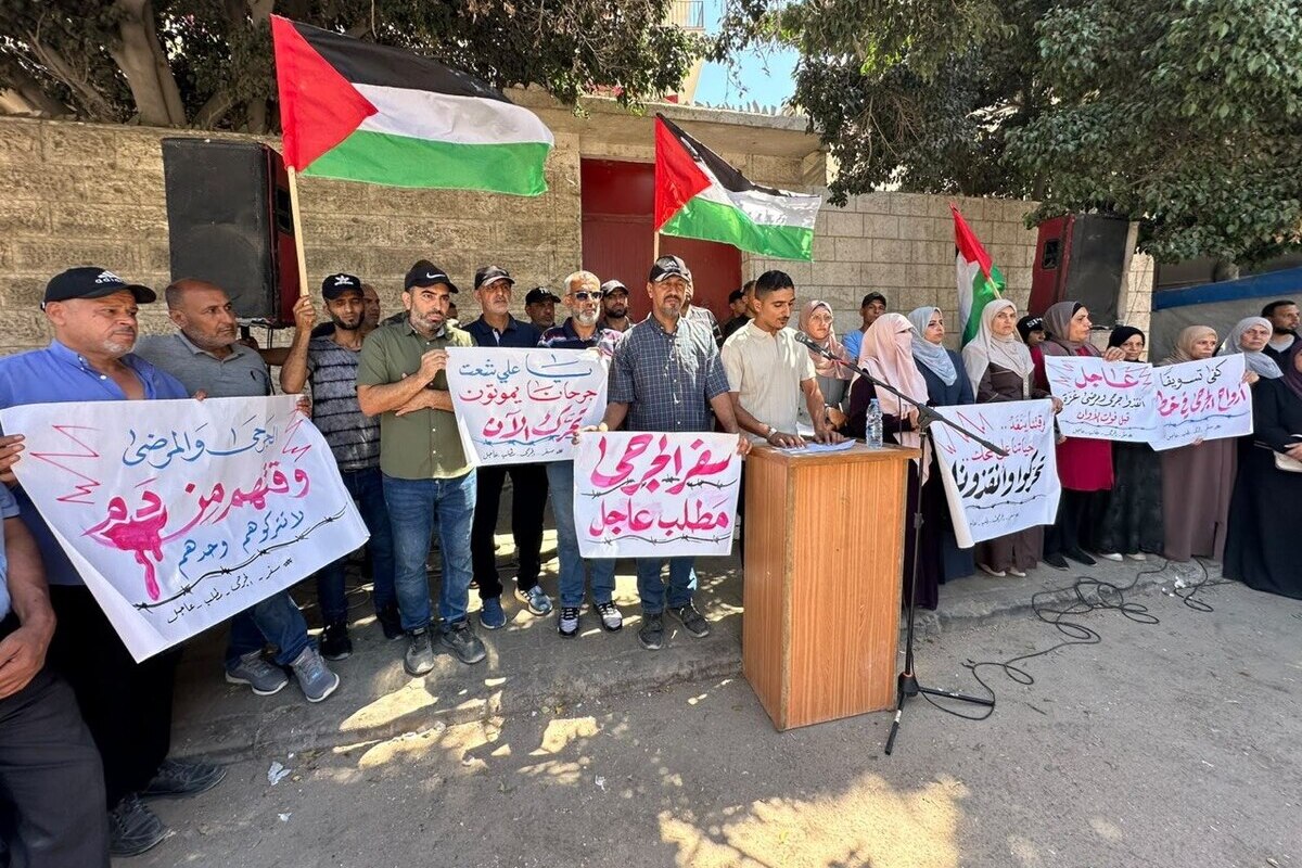 A sit-in by the national forces, together with wounded people from Gaza, in front of the Red Cross, demanding their right to travel and receive medical treatment. [Mohammed Asad/Middle East Monitor]