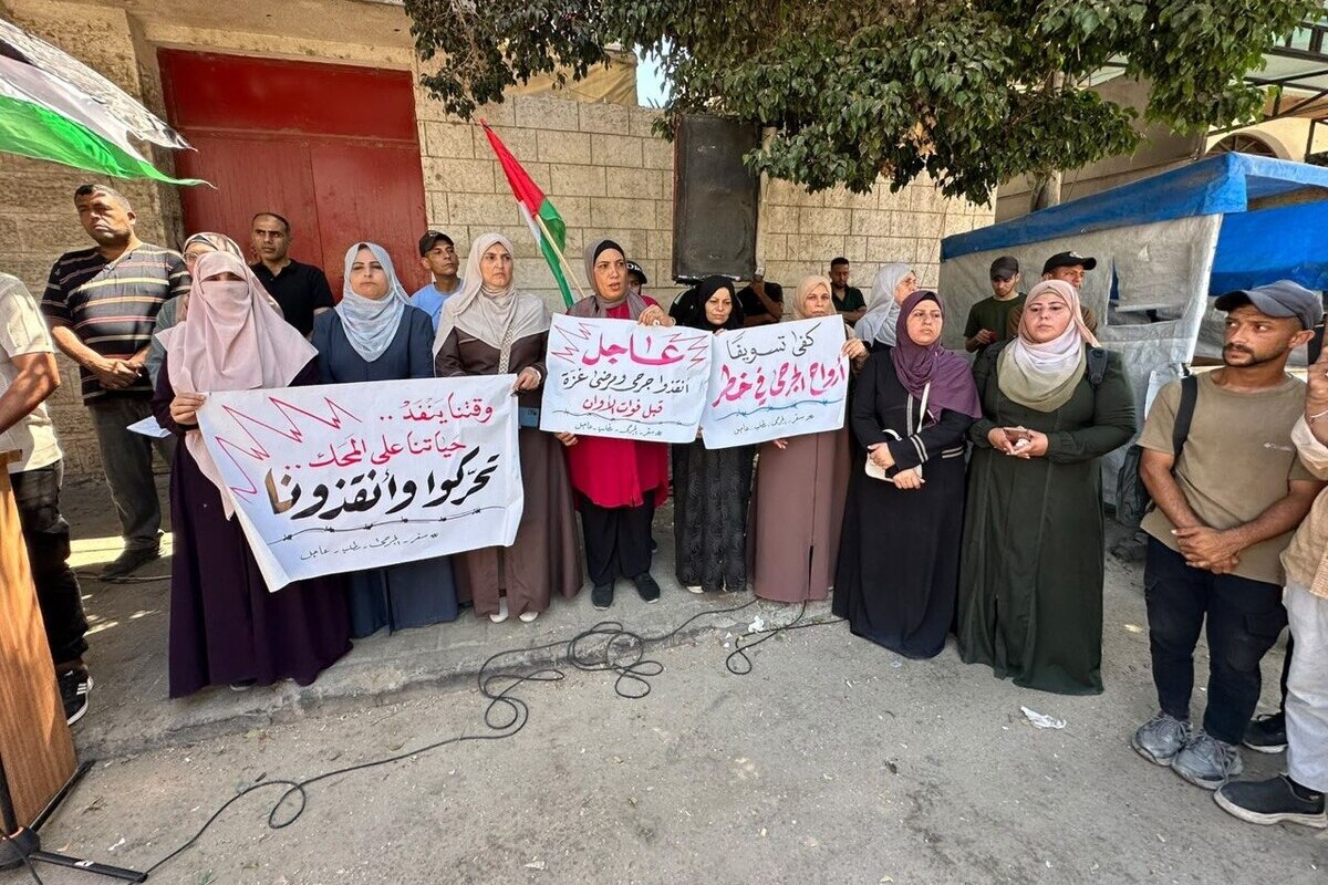A sit-in by the national forces, together with wounded people from Gaza, in front of the Red Cross, demanding their right to travel and receive medical treatment. [Mohammed Asad/Middle East Monitor]