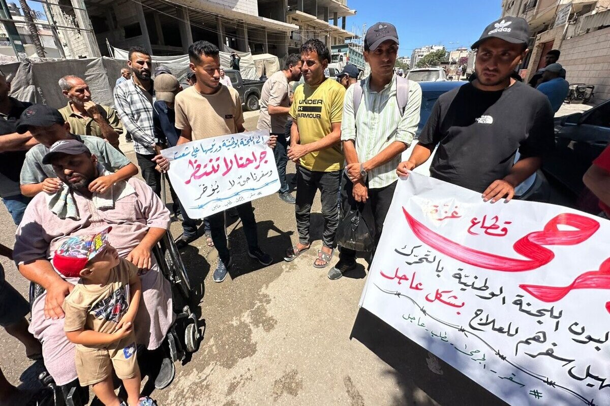 A sit-in by the national forces, together with wounded people from Gaza, in front of the Red Cross, demanding their right to travel and receive medical treatment. [Mohammed Asad/Middle East Monitor]