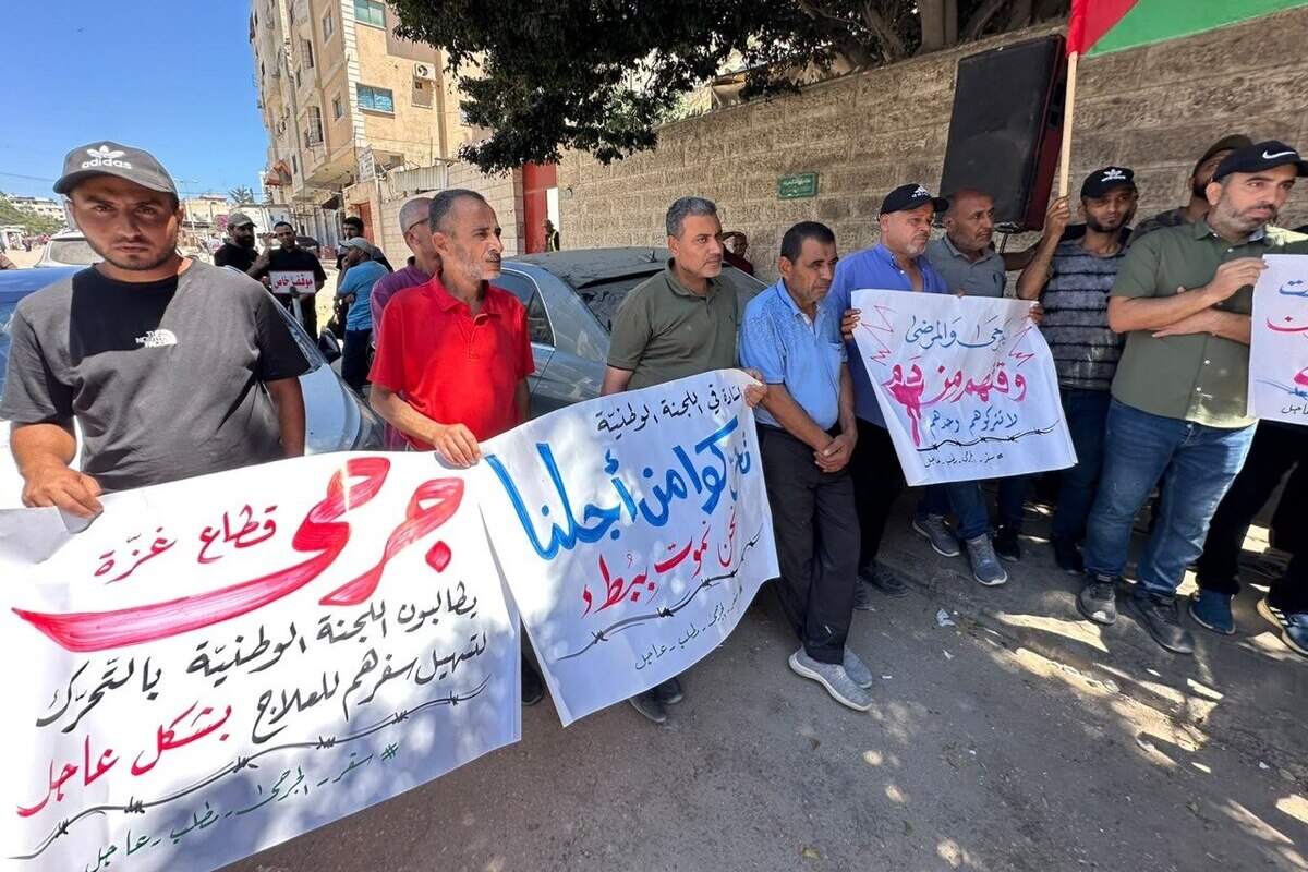 A sit-in by the national forces, together with wounded people from Gaza, in front of the Red Cross, demanding their right to travel and receive medical treatment. [Mohammed Asad/Middle East Monitor]