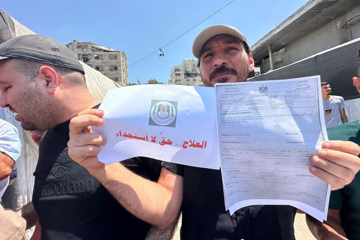 Demonstrators in Gaza call for medical evacuation of Palestinian journalists. [Mohammed Asad/Middle East Monitor]
