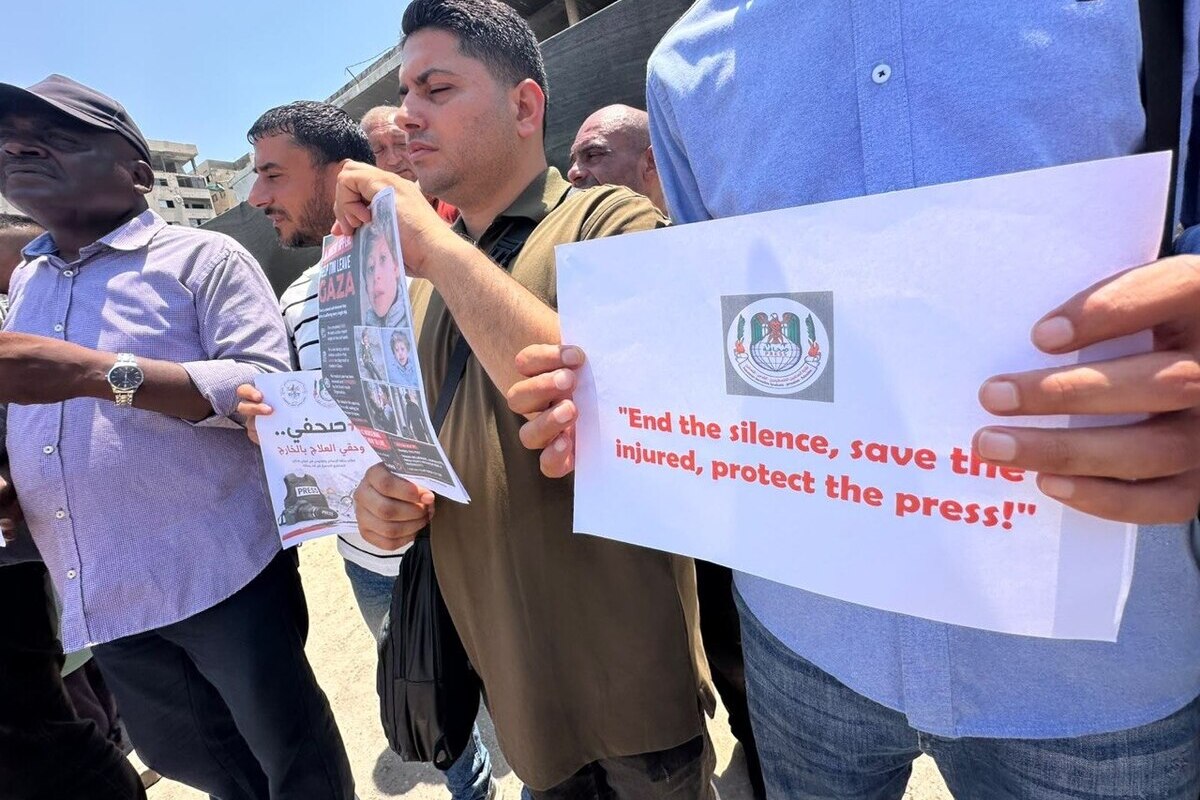 Demonstrators in Gaza call for medical evacuation of Palestinian journalists. [Mohammed Asad/Middle East Monitor]
