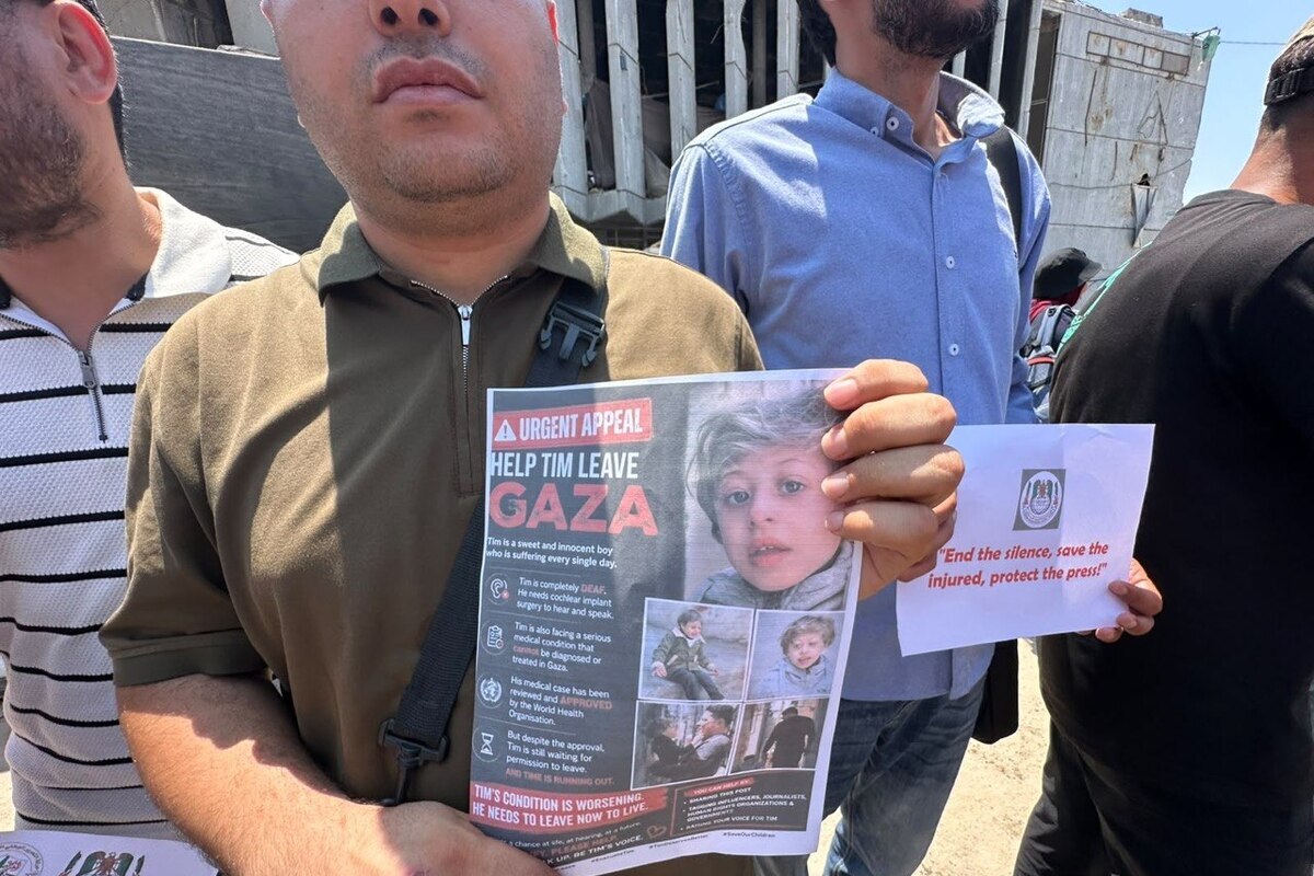 Demonstrators in Gaza call for medical evacuation of Palestinian journalists. [Mohammed Asad/Middle East Monitor]